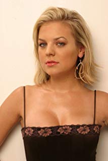 How tall is Kirsten Storms?